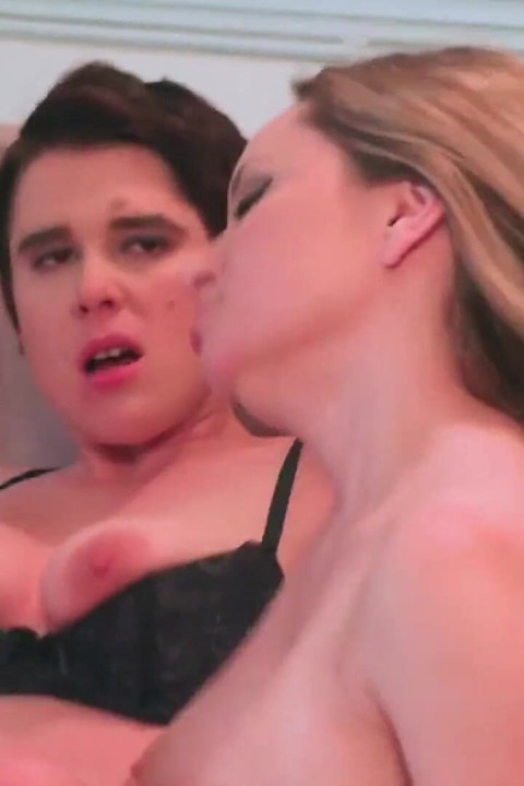 Lésbica em sexo a três com punho