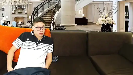 Cewek manis kolombia lagi asik nyepong kontol