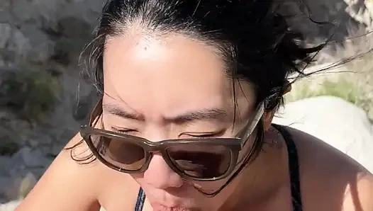 Минет на улице во время похода в пустыне - любительское Wmaf - сперма в рот публичное глотание минета