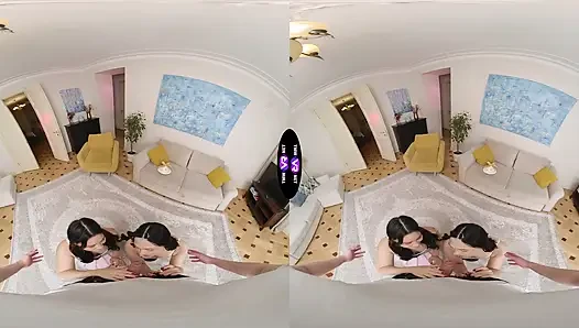 Azgın sürtükler Roxy ve Amelia ona çifte saksoyla teşekkür ediyor - teenmegaworld