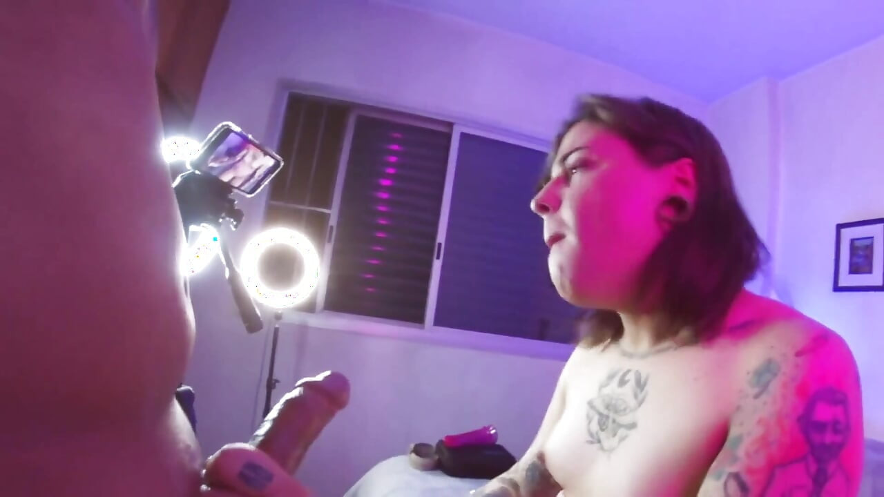 De trans Emma Ink zuigt haar buurvrouw met slagroom en laat hem kwijlen en krijgt dan melk in haar mond