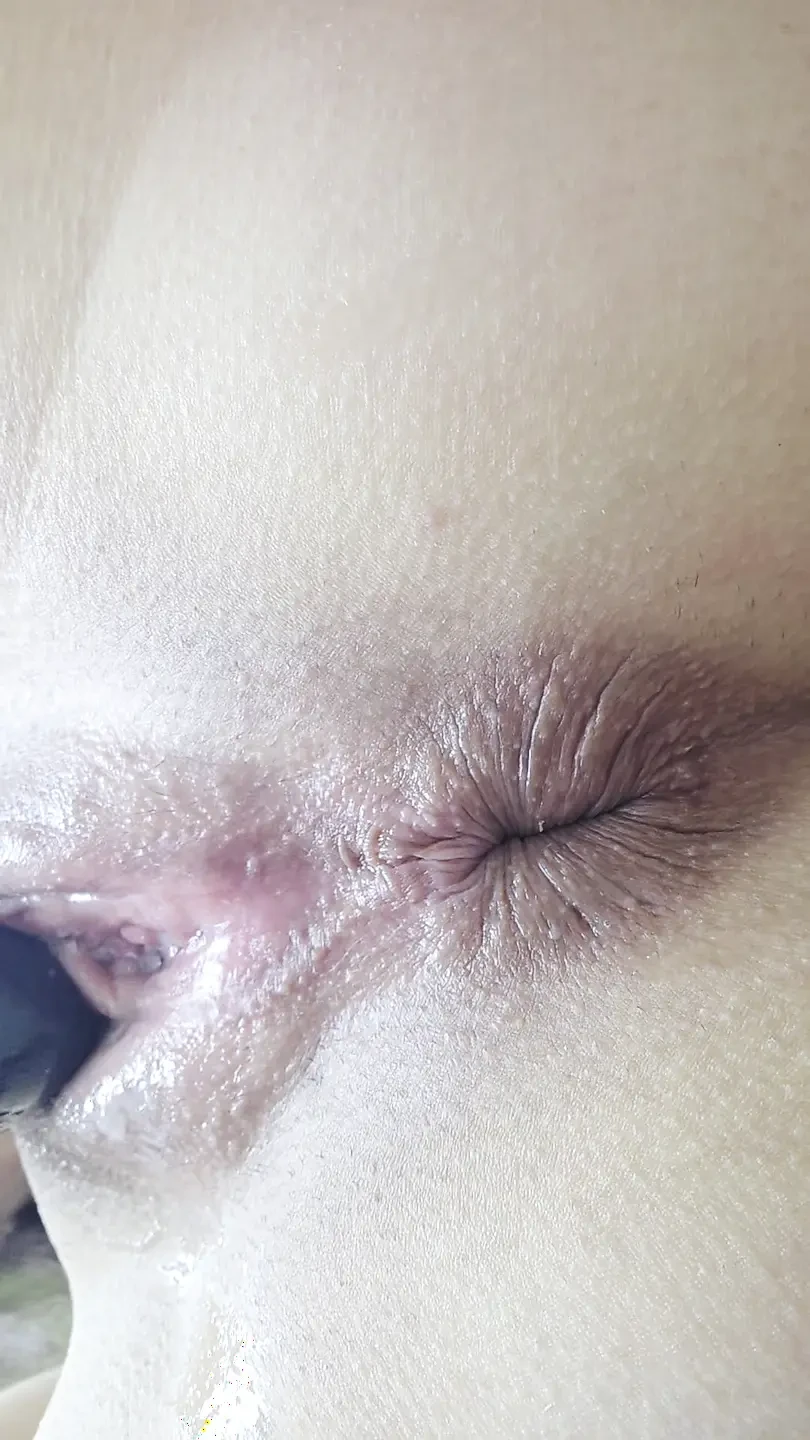 Fetisjmeisje Ana Liz stopt een kontplug in haar poesje en dan in haar kont