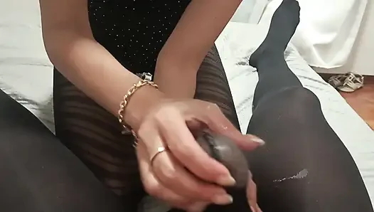 Фетишизм на колготки. MILF сосёт член в нейлоне и доводит его до оргазма — точка зрения