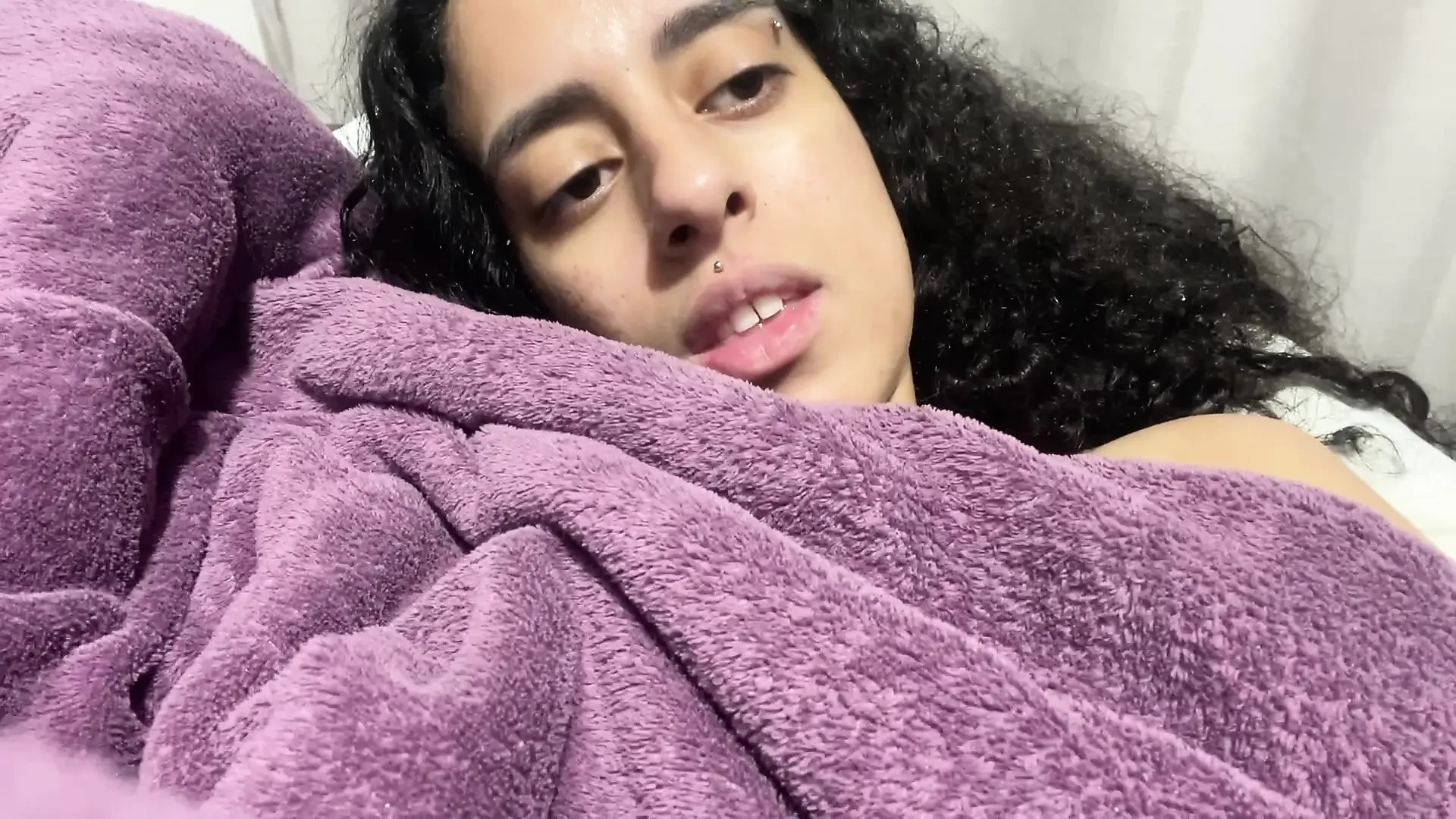 毛茸茸的阴户在毯子下