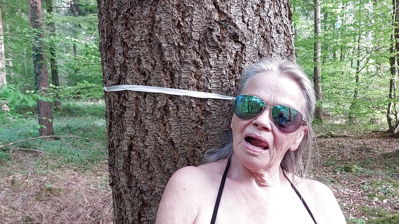 Oma Masturbiert Im Wald!