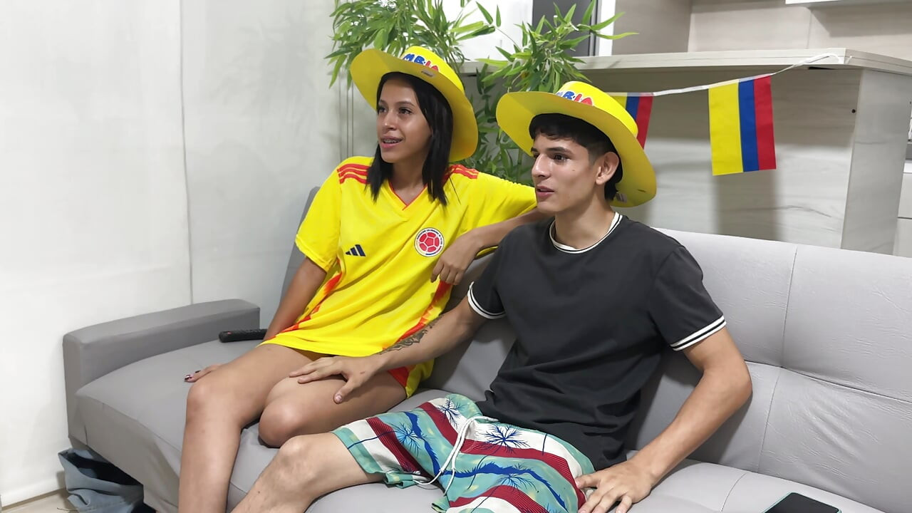 Minha jovem melhor amiga latina está me esperando sem calcinha e aposta sua rica buceta molhada se ela ganhar sua equipe - especial do campeonato mundial de 2026!