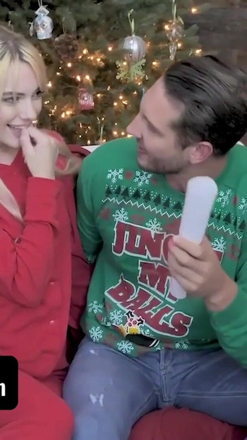 Must-share στιγμή από το "FamilyStrokes - Tiny Bold Babe Kenna James Bonds With Her Perv Stepmom and Stepdaddy On Christmas"