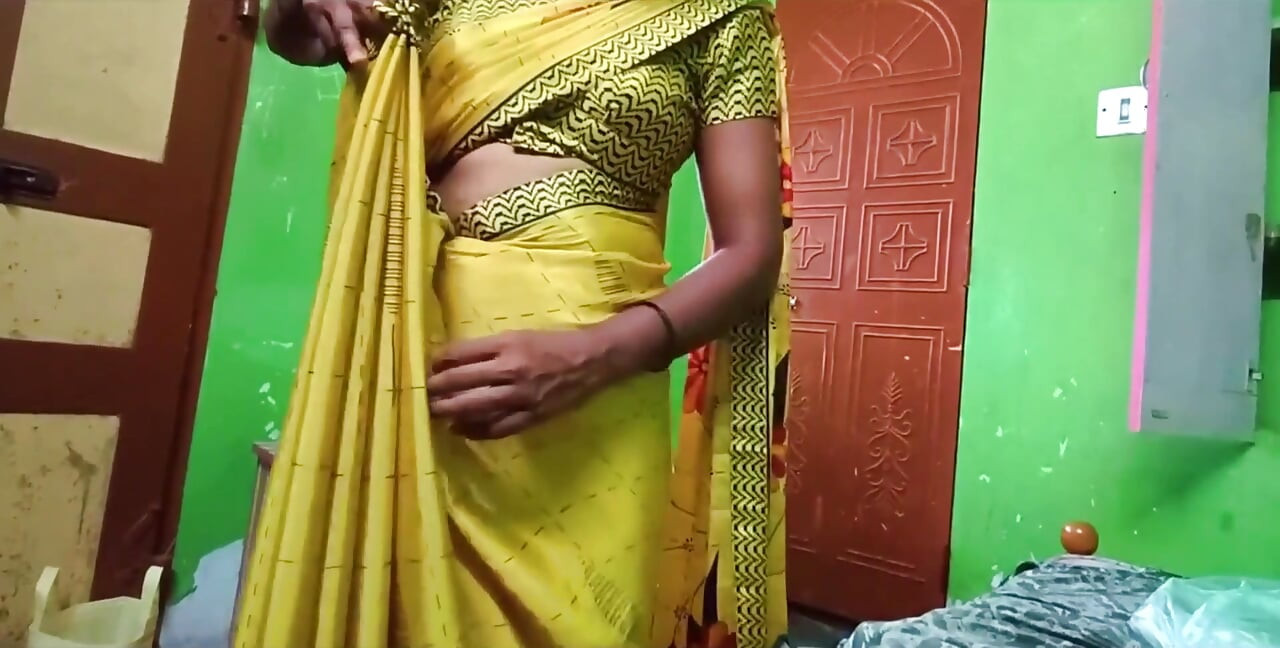 Ammu viser store bryster og skifter saree