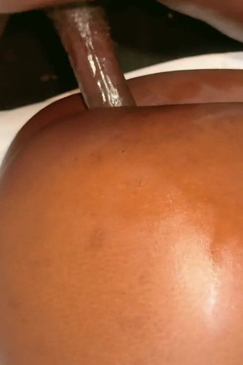 Büyük siyah yarak iyi amının derinliklerinde