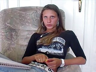 Niesamowicie wyglądająca niemiecka nastolatka zadowalająca jej ciasną cipkę
