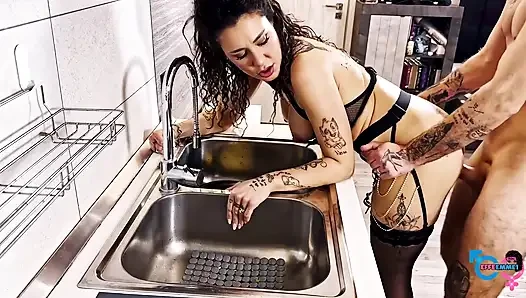 Effe, Iç Çamaşırı Ve Topuklu Ayakkabılarla Bulaşıkları Yıkarken Poposunu Seviştiriyor...