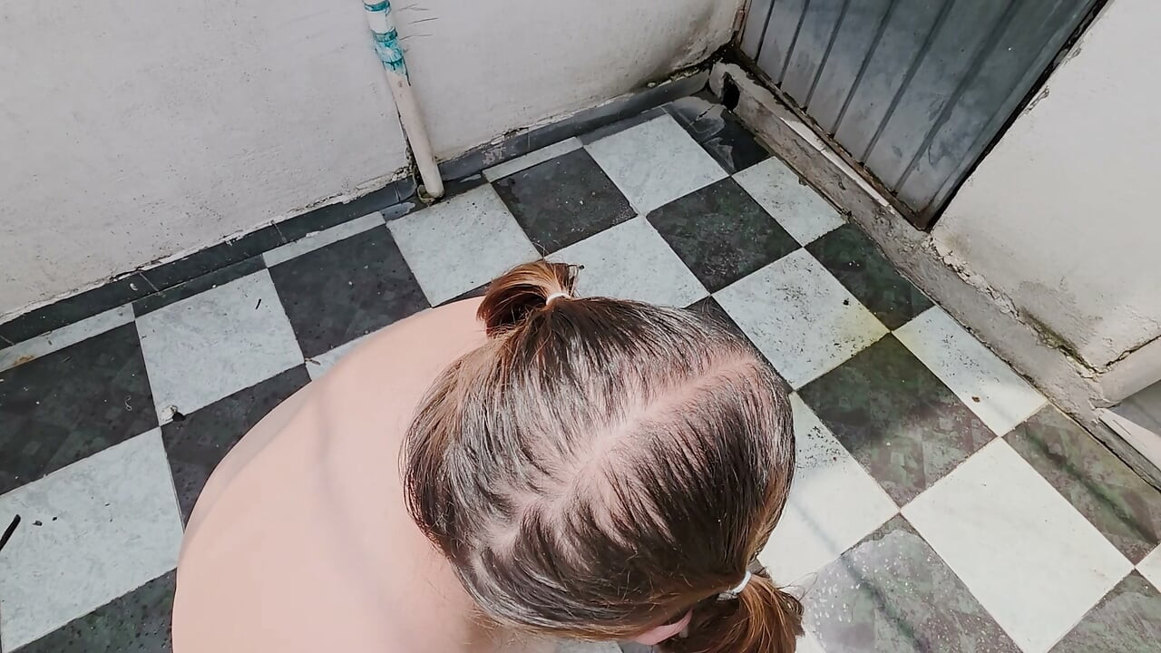 ถูกทำให้อับอาย ปัสสาวะเปียกตัว กลืนน้ำเงี่ยนร้อน ๆ และรูตูดถูกเย็ดจนพังยับย่อย