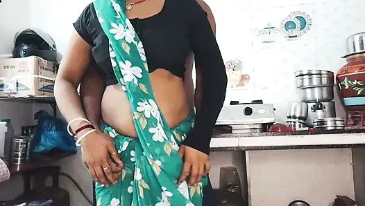 Bhabhi green saree mein cudai Apne Dewar ke sath kichen mein