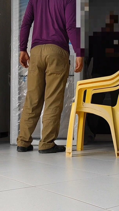 Karımdan ve üvey kızımdan teslimatçı erkekleri çıplak almalarını istiyorum, böylece onlarla seks yapabilir | Klip 1