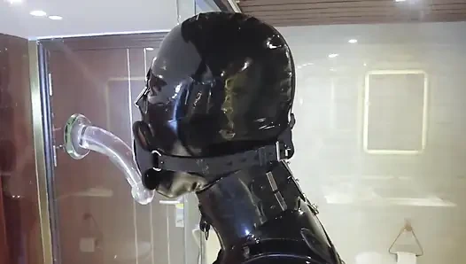 Mz20 - gadis dengan baju lateks dikunci di ruangan kaca