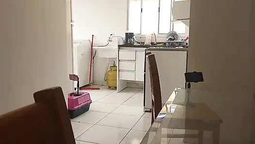 Yaramaz sarışın sevgilileri için serbest bırakıyor.