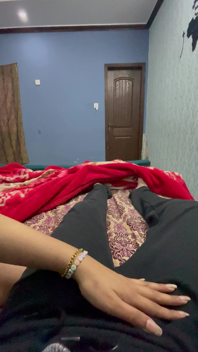 成熟したパキサトニの美しい妻が私のチンコで弄り、彼女はムラムラしている