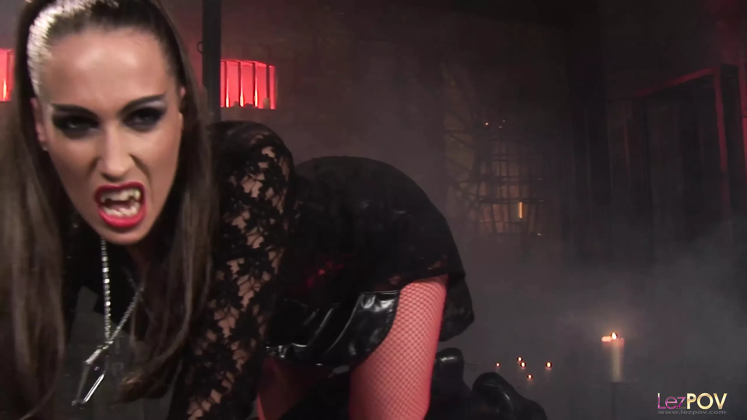 Tesão de garota vampira compartilhando alguns brinquedos sexuais com outra garota