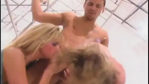 Tera Patrick показывает нам безумную большую оргию с двойным проникновением