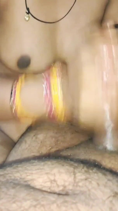 Bini desi India memberikan handjob cepat berminyak | Klip 1