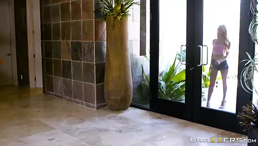 Brazzers - üvey annenin şok edici dersi, iş üzerinde yakalandı, kız arkadaş sohbete katılıyor