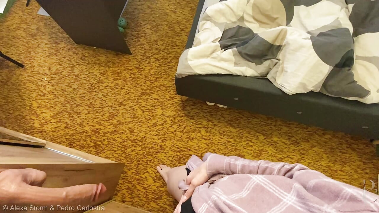 De sterke Farmgirl - Duitse Farmgirl neemt de leiding nadat ze geschokt is geworden wanneer ze haar man betrapt met een monsterdildo