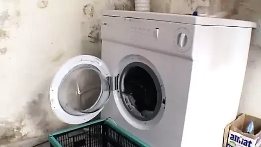 Cewek hot rambut pirang ini lagi asik ngentot kontol habis-habisan di ruang bawah tanah