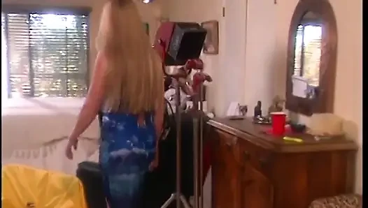 Heißes ebenholz sitzt auf einem massiven schwanz, um es hart und schnell zu reiten