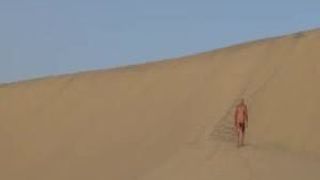 Uomo nudo su enormi dune