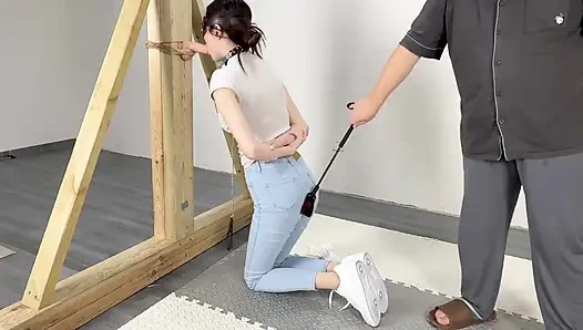 Gefangene das mädchen in engen jeans