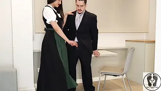 Носит традиционный австрийский Dirndl, она ему