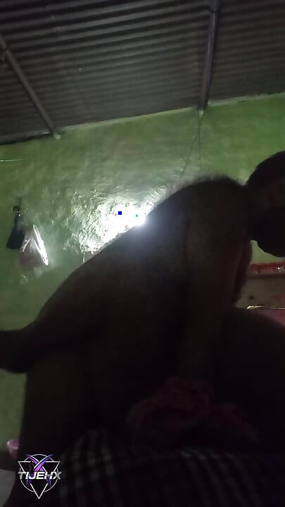 Ανικανοποίητη Ινδή χωριάτισσα γαμήθηκε με τον διάβολό της