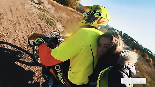 KIRLI MOTOSIKLET ÜZERINDE SERT ANAL. MIA BANDINI