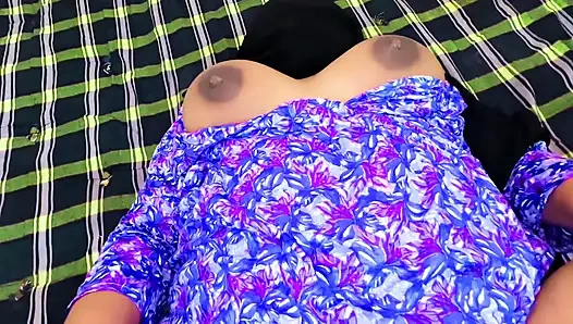 Милфа-брюнетка Бхабхи с большой грудью знает, как развлекаться - трахается с братом ее мужа, когда она была возбуждена