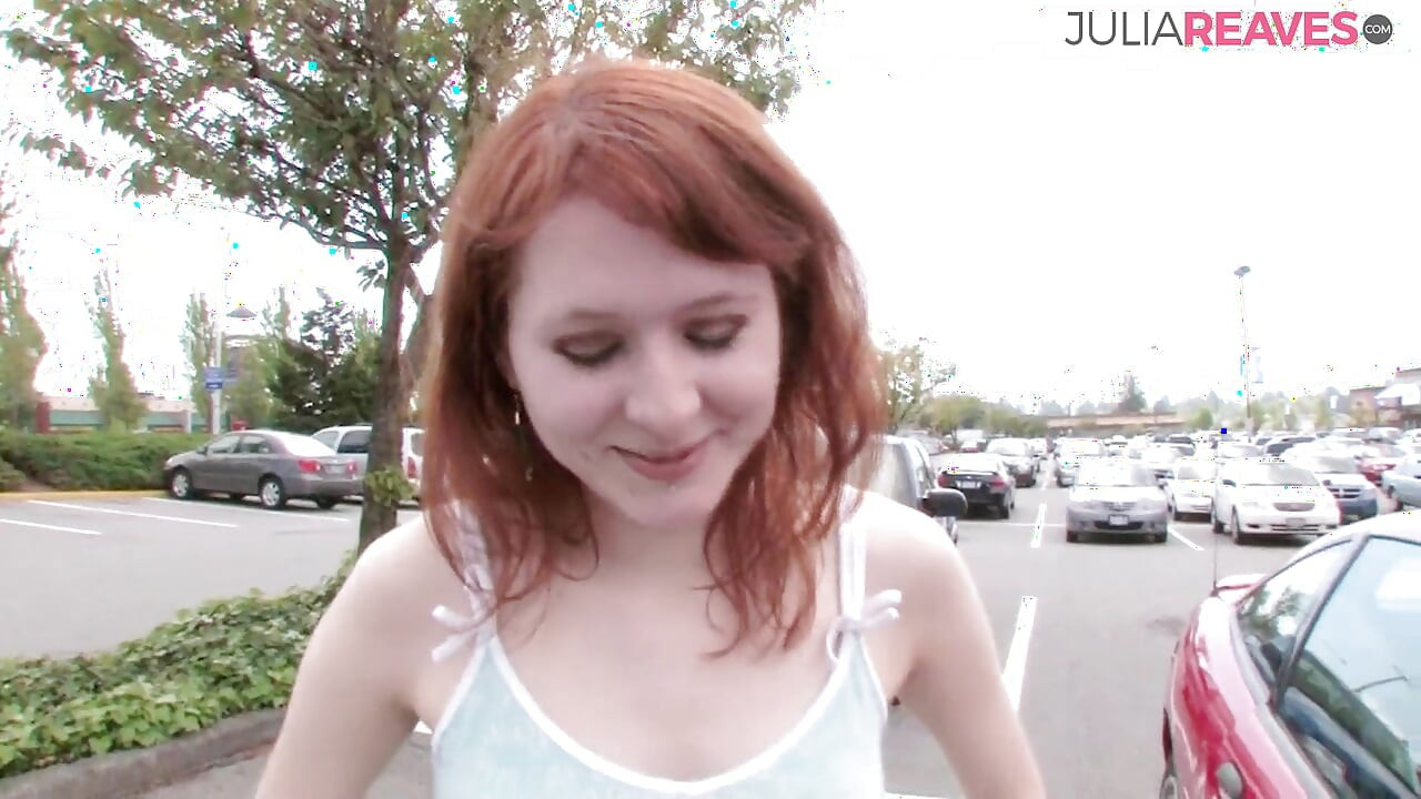 Une fille sexy se caresse le clito puis suce l'énorme bite qui la baise pour l'éjaculer