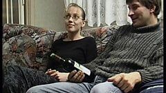Giovane coppia negli anni '90 scopata sul divano