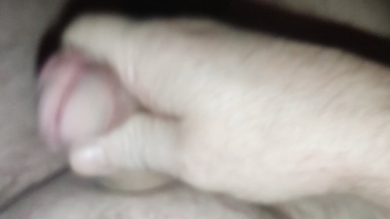 Kanepede uzan ve suyu gelene kadar orgazm olana kadar yarağımı sıvazla