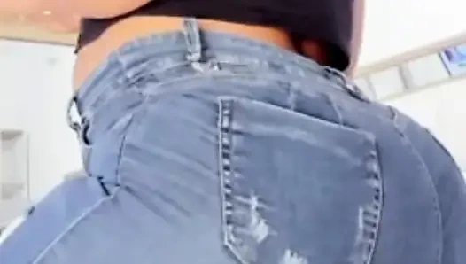 Большая попка в джинсах танцует