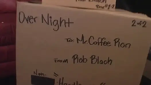 Фистинг в перчатках растягивает зрелую задницу широко раскрытой