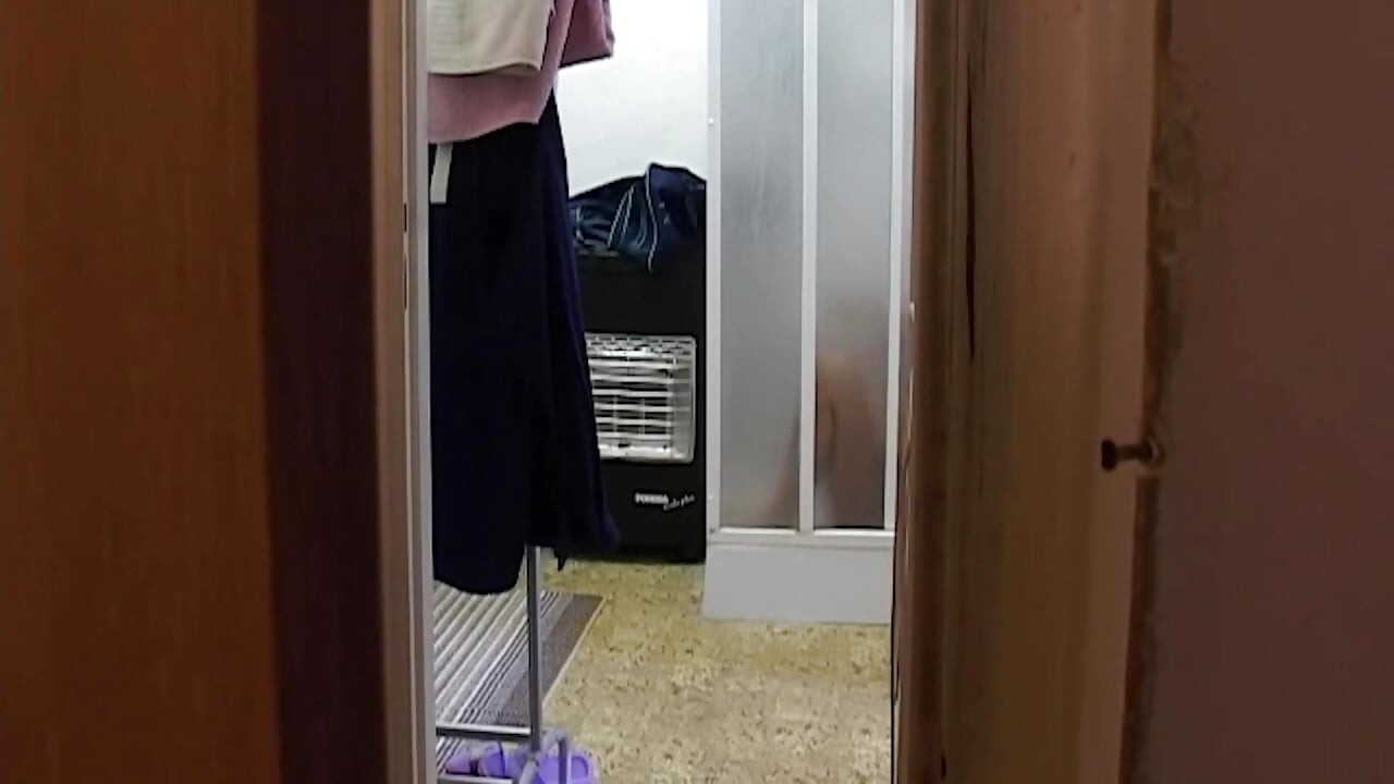 ベイブが裸になり、ドアのところで前かがみになる