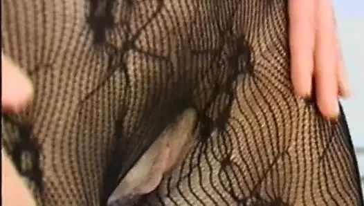 Волосатая французская сучка-блондинка скачет на огромном черном стволе