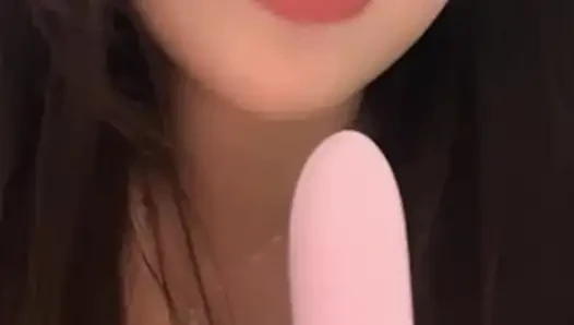 Pembantu rumah tangga di kamera langsung sementara bosnya menonton Blowjob Dildo
