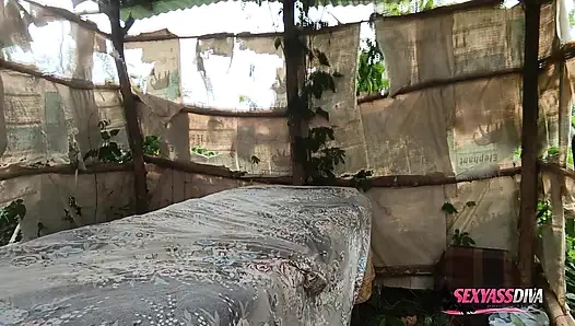 Muzlu kız Cassandra çalıda korunmasız sikişiyor