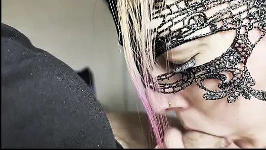 Öğleden sonra boğaz servisi - siyah elbise her damlayı yutuyor