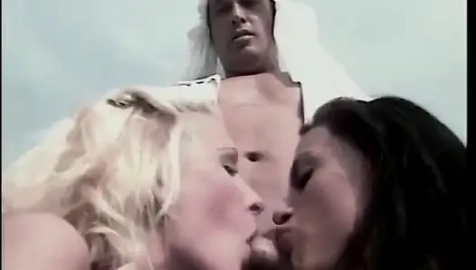 Elma götlü esmer kadın sert yarağa biniyor ve sulu amcığını yalıyor