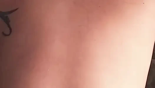 Wanita dewasa lagi mandi dan berujung ngentot pantat aduhai