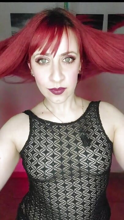 Nejžhavější milfka čeká na žhavou a vinnou dodávku!
