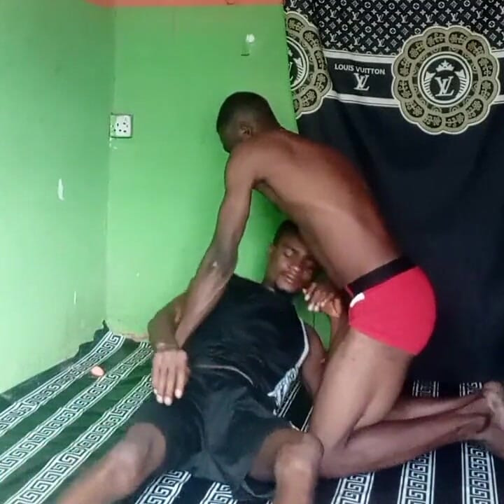Ngentot sama priaku di dalam kamarnya