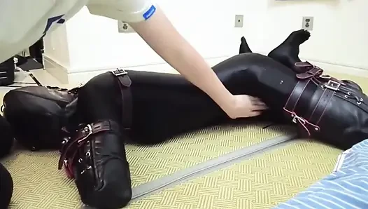 Mz08 - der im latexanzug gefesselte erreicht höhepunkt