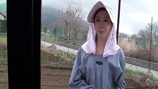 A076G04 снимаю красивых зрелых женщин, которые работают на ферме в горах и полях, насколько глаз может видеть!